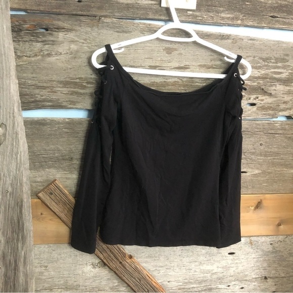 Guess size med black caged cold shoulder top - Picture 4 of 6